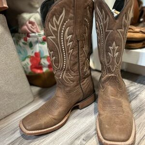 Light Brown Western Cowboy Boots with Square Toe and Decorative Stitching